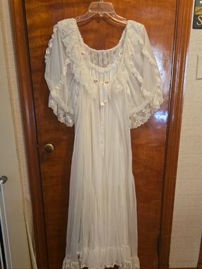 Vintage 1990's White Lace-Trim Bridal Nightgown/Robe Set- Women's Intimates